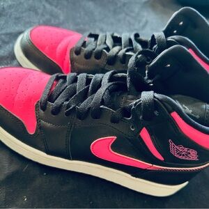 Air Jordan 1 Retro High 'Black Hyper Pink